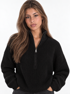 Schwarz - Rippstrickpullover mit kurzem Zipper