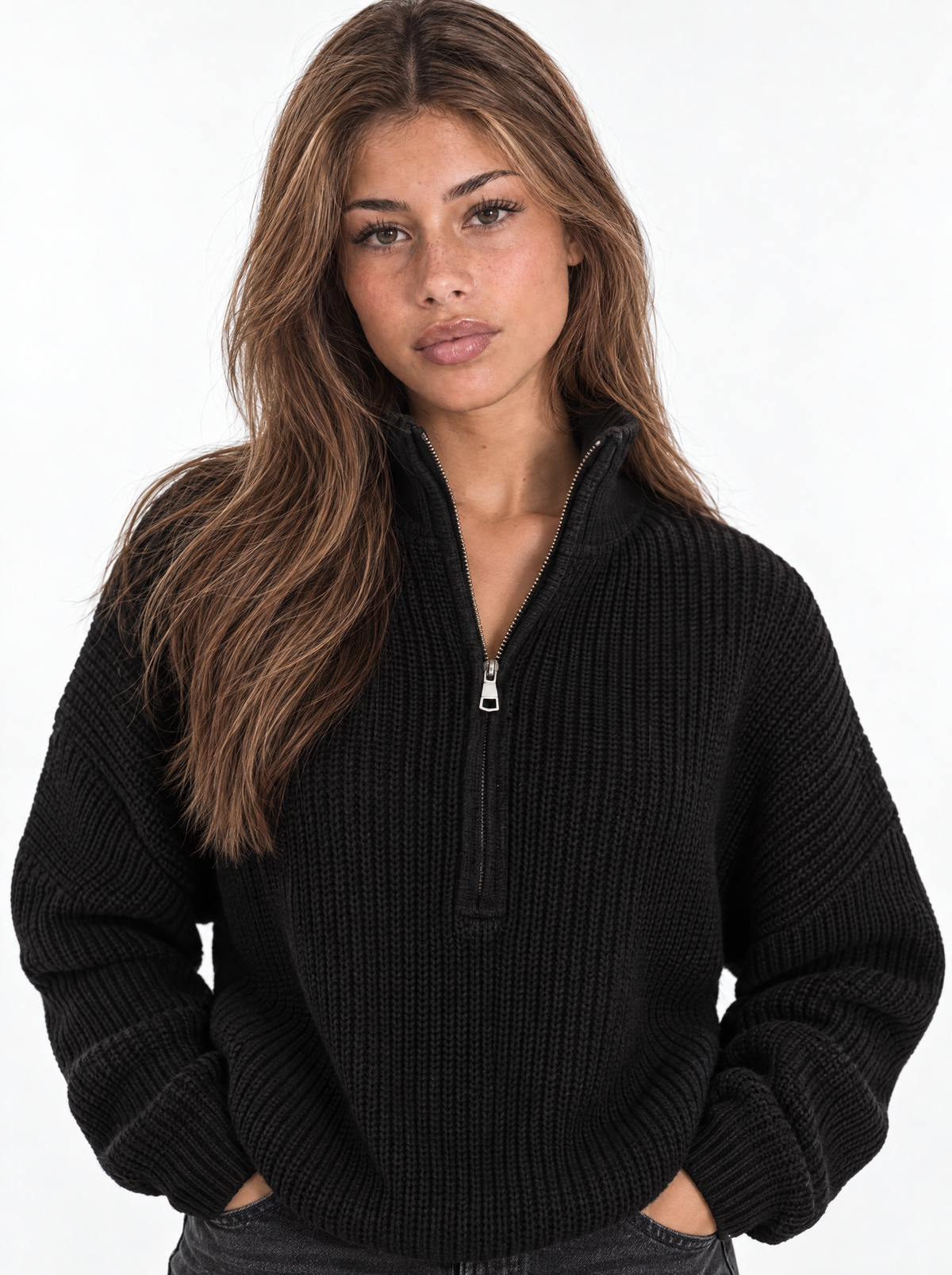 Schwarz - Rippstrickpullover mit kurzem Zipper