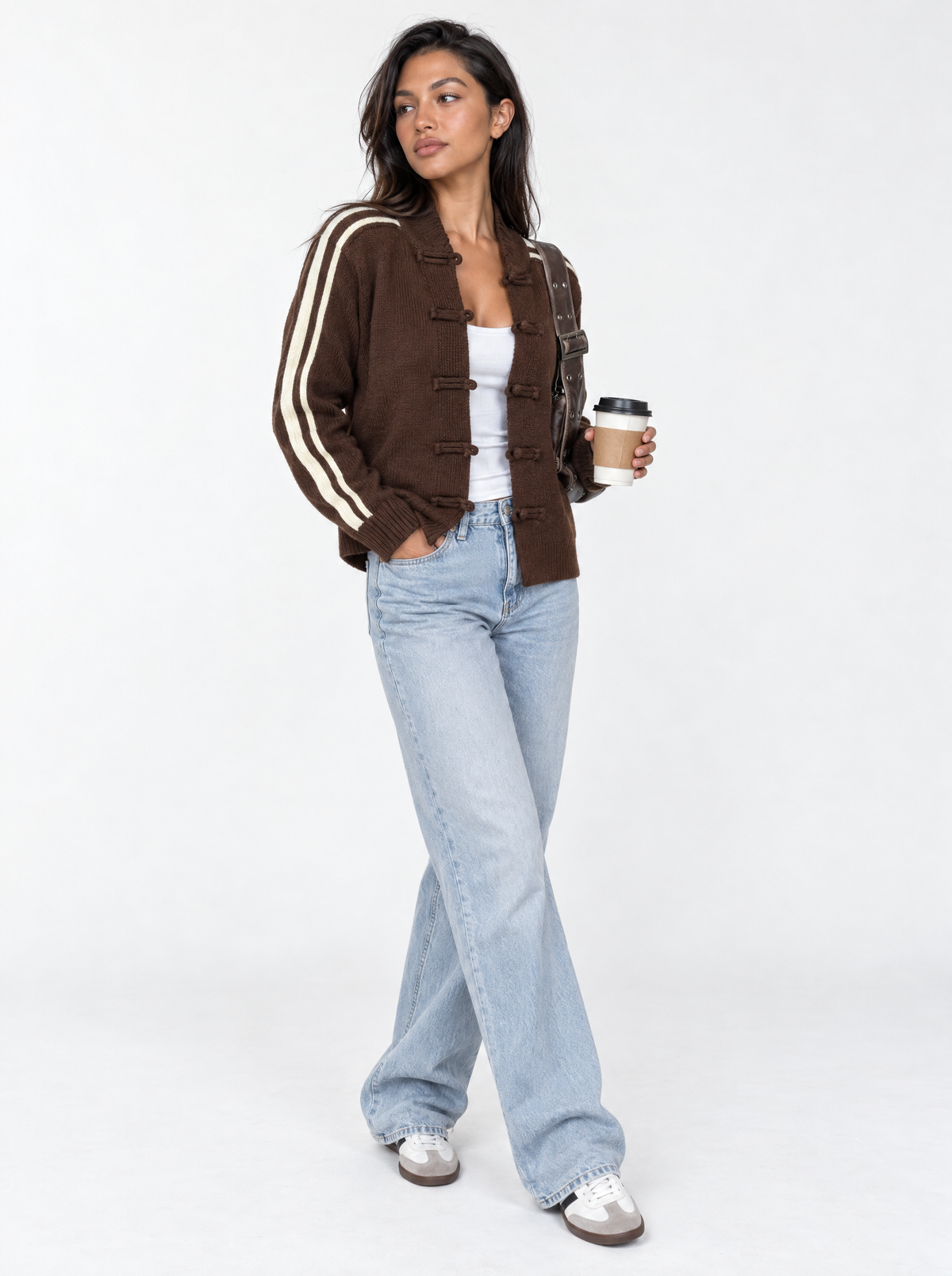 Braun - Strickjacke mit Knebelverschluss & Kontraststreifen